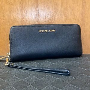 Michael Korea wristlet • detachable wristlet easily converts to a wallet look